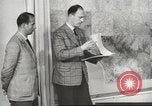 Immagine di seconda guerra mondiale alleati si incontrano a Torgau Germania, 1945, secondo 54 filmato di repertorio 65675057622