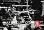 Image la production de masse des jeeps à Willys-Overland factory Toledo Ohio United States USA, 1942, de la seconde 3 séquences d'archives historiques vidéo 65675057632