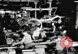 Image la production de masse des jeeps à Willys-Overland factory Toledo Ohio United States USA, 1942, de la seconde 5 séquences d'archives historiques vidéo 65675057632