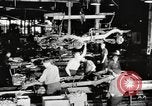 Image la production de masse des jeeps à Willys-Overland factory Toledo Ohio United States USA, 1942, de la seconde 6 séquences d'archives historiques vidéo 65675057632
