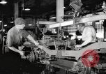 Image la production de masse des jeeps à Willys-Overland factory Toledo Ohio United States USA, 1942, de la seconde 8 séquences d'archives historiques vidéo 65675057632