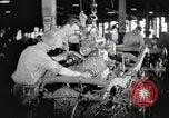 Image la production de masse des jeeps à Willys-Overland factory Toledo Ohio United States USA, 1942, de la seconde 11 séquences d'archives historiques vidéo 65675057632