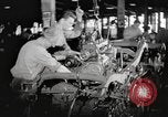 Image la production de masse des jeeps à Willys-Overland factory Toledo Ohio United States USA, 1942, de la seconde 12 séquences d'archives historiques vidéo 65675057632