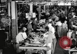 Image la production de masse des jeeps à Willys-Overland factory Toledo Ohio United States USA, 1942, de la seconde 13 séquences d'archives historiques vidéo 65675057632