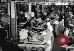 Image la production de masse des jeeps à Willys-Overland factory Toledo Ohio United States USA, 1942, de la seconde 14 séquences d'archives historiques vidéo 65675057632