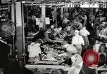 Image la production de masse des jeeps à Willys-Overland factory Toledo Ohio United States USA, 1942, de la seconde 16 séquences d'archives historiques vidéo 65675057632