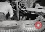 Image la production de masse des jeeps à Willys-Overland factory Toledo Ohio United States USA, 1942, de la seconde 25 séquences d'archives historiques vidéo 65675057632