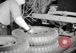 Image la production de masse des jeeps à Willys-Overland factory Toledo Ohio United States USA, 1942, de la seconde 27 séquences d'archives historiques vidéo 65675057632