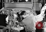 Image la production de masse des jeeps à Willys-Overland factory Toledo Ohio United States USA, 1942, de la seconde 28 séquences d'archives historiques vidéo 65675057632