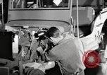 Image la production de masse des jeeps à Willys-Overland factory Toledo Ohio United States USA, 1942, de la seconde 29 séquences d'archives historiques vidéo 65675057632
