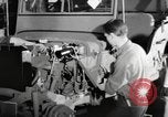Image la production de masse des jeeps à Willys-Overland factory Toledo Ohio United States USA, 1942, de la seconde 30 séquences d'archives historiques vidéo 65675057632