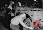 Image la production de masse des jeeps à Willys-Overland factory Toledo Ohio United States USA, 1942, de la seconde 31 séquences d'archives historiques vidéo 65675057632