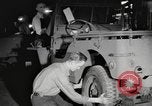 Image la production de masse des jeeps à Willys-Overland factory Toledo Ohio United States USA, 1942, de la seconde 32 séquences d'archives historiques vidéo 65675057632