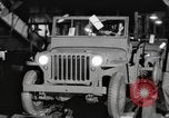 Image la production de masse des jeeps à Willys-Overland factory Toledo Ohio United States USA, 1942, de la seconde 34 séquences d'archives historiques vidéo 65675057632