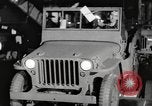 Image la production de masse des jeeps à Willys-Overland factory Toledo Ohio United States USA, 1942, de la seconde 35 séquences d'archives historiques vidéo 65675057632