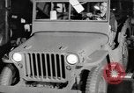 Image la production de masse des jeeps à Willys-Overland factory Toledo Ohio United States USA, 1942, de la seconde 36 séquences d'archives historiques vidéo 65675057632