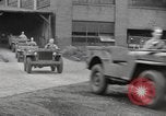 Image la production de masse des jeeps à Willys-Overland factory Toledo Ohio United States USA, 1942, de la seconde 38 séquences d'archives historiques vidéo 65675057632