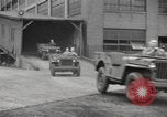 Image la production de masse des jeeps à Willys-Overland factory Toledo Ohio United States USA, 1942, de la seconde 39 séquences d'archives historiques vidéo 65675057632