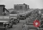 Image la production de masse des jeeps à Willys-Overland factory Toledo Ohio United States USA, 1942, de la seconde 40 séquences d'archives historiques vidéo 65675057632