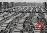 Image la production de masse des jeeps à Willys-Overland factory Toledo Ohio United States USA, 1942, de la seconde 47 séquences d'archives historiques vidéo 65675057632