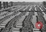 Image la production de masse des jeeps à Willys-Overland factory Toledo Ohio United States USA, 1942, de la seconde 49 séquences d'archives historiques vidéo 65675057632