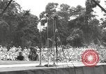 Standbild amerikanischen Entertainer Bougainville Island Papua Neu Guinea, 1944, aus Sekunde 29 historischem Filmmaterial Videoclip 65675057648