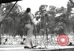 Standbild amerikanischen Entertainer Bougainville Island Papua Neu Guinea, 1944, aus Sekunde 41 historischem Filmmaterial Videoclip 65675057648