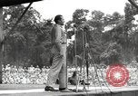 Standbild amerikanischen Entertainer Bougainville Island Papua Neu Guinea, 1944, aus Sekunde 43 historischem Filmmaterial Videoclip 65675057648