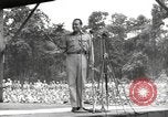 Standbild amerikanischen Entertainer Bougainville Island Papua Neu Guinea, 1944, aus Sekunde 56 historischem Filmmaterial Videoclip 65675057648