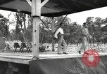 Standbild amerikanischen Entertainer Bougainville Island Papua Neu Guinea, 1944, aus Sekunde 6 historischem Filmmaterial Videoclip 65675057649