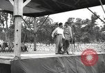 Standbild amerikanischen Entertainer Bougainville Island Papua Neu Guinea, 1944, aus Sekunde 12 historischem Filmmaterial Videoclip 65675057649