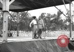 Standbild amerikanischen Entertainer Bougainville Island Papua Neu Guinea, 1944, aus Sekunde 16 historischem Filmmaterial Videoclip 65675057649