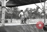 Standbild amerikanischen Entertainer Bougainville Island Papua Neu Guinea, 1944, aus Sekunde 17 historischem Filmmaterial Videoclip 65675057649