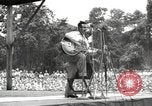 Standbild amerikanischen Entertainer Bougainville Island Papua Neu Guinea, 1944, aus Sekunde 26 historischem Filmmaterial Videoclip 65675057649