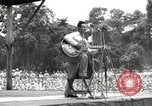 Standbild amerikanischen Entertainer Bougainville Island Papua Neu Guinea, 1944, aus Sekunde 29 historischem Filmmaterial Videoclip 65675057649