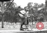 Standbild amerikanischen Entertainer Bougainville Island Papua Neu Guinea, 1944, aus Sekunde 34 historischem Filmmaterial Videoclip 65675057649