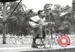 Standbild amerikanischen Entertainer Bougainville Island Papua Neu Guinea, 1944, aus Sekunde 39 historischem Filmmaterial Videoclip 65675057649