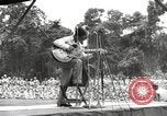 Standbild amerikanischen Entertainer Bougainville Island Papua Neu Guinea, 1944, aus Sekunde 44 historischem Filmmaterial Videoclip 65675057649