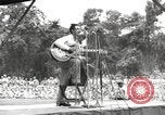 Standbild amerikanischen Entertainer Bougainville Island Papua Neu Guinea, 1944, aus Sekunde 45 historischem Filmmaterial Videoclip 65675057649