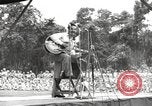 Standbild amerikanischen Entertainer Bougainville Island Papua Neu Guinea, 1944, aus Sekunde 46 historischem Filmmaterial Videoclip 65675057649