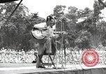 Standbild amerikanischen Entertainer Bougainville Island Papua Neu Guinea, 1944, aus Sekunde 48 historischem Filmmaterial Videoclip 65675057649