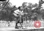 Standbild amerikanischen Entertainer Bougainville Island Papua Neu Guinea, 1944, aus Sekunde 49 historischem Filmmaterial Videoclip 65675057649