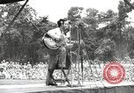Standbild amerikanischen Entertainer Bougainville Island Papua Neu Guinea, 1944, aus Sekunde 50 historischem Filmmaterial Videoclip 65675057649