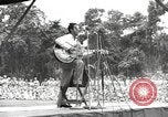 Standbild amerikanischen Entertainer Bougainville Island Papua Neu Guinea, 1944, aus Sekunde 53 historischem Filmmaterial Videoclip 65675057649