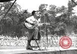 Standbild amerikanischen Entertainer Bougainville Island Papua Neu Guinea, 1944, aus Sekunde 56 historischem Filmmaterial Videoclip 65675057649