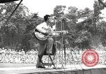 Standbild amerikanischen Entertainer Bougainville Island Papua Neu Guinea, 1944, aus Sekunde 57 historischem Filmmaterial Videoclip 65675057649