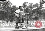 Standbild amerikanischen Entertainer Bougainville Island Papua Neu Guinea, 1944, aus Sekunde 58 historischem Filmmaterial Videoclip 65675057649