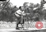Standbild amerikanischen Entertainer Bougainville Island Papua Neu Guinea, 1944, aus Sekunde 60 historischem Filmmaterial Videoclip 65675057649