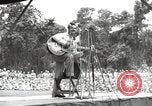 Standbild amerikanischen Entertainer Bougainville Island Papua Neu Guinea, 1944, aus Sekunde 62 historischem Filmmaterial Videoclip 65675057649