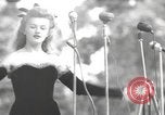 Standbild amerikanischen Entertainer Bougainville Island Papua Neu Guinea, 1944, aus Sekunde 41 historischem Filmmaterial Videoclip 65675057650
